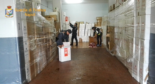 Maxi blitz anti-contrabbando nel Napoletano: sequestrati 1.700 chili di sigarette