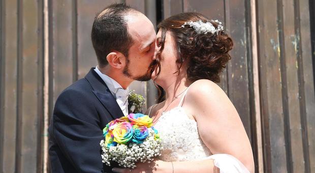 Ponte Morandi: sfollati da un mese, Andrea e Daniela oggi sposi. «La vita va avanti»