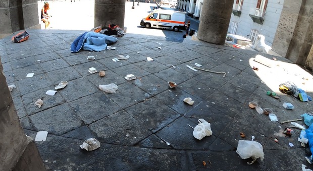 Napoli, vergogna piazza Plebiscito: la basilica San Francesco invasa da rifiuti e clochard