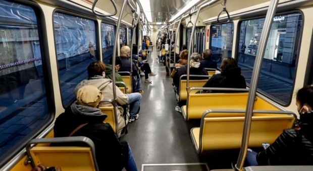 Rapinano i passeggeri dell'autobus a Milano: arrestati due nordafricani di 19 e 17 anni
