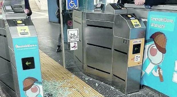 Paura alla stazione San Paolo della Metro B: ubriaco distrugge il tornello