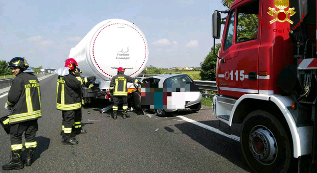 Incidente in A13: auto sotto un camion, muore giovane di Pordenone