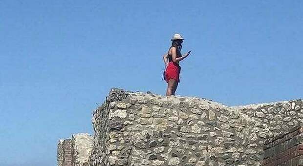 Sale sul tetto delle Terme centrali di Pompei per scattare un selfie, bufera su una turista: «Poteva crollare»