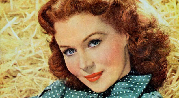 Rhonda Fleming, morta l'attrice "regina del Technicolor". Star degli anni '40 e '50, aveva 97 anni