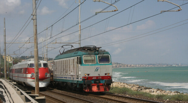 La linea ferroviaria adriatica accanto al mare tra Ancona e Torrette