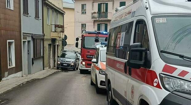 Ancona, non risponde alla collega: sos in casa, 40enne (in stato confusionale) soccorsa. Sospetta meningite