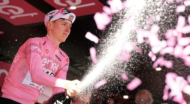 Giro d'Italia, Pogacar vince la 7ª tappa e migliora il tempo di Ganna: tagliato il traguardo n 51'44"