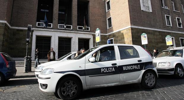 Roma, chiedono il pizzo per i certificati di morte: licenziati 3 dipendenti del Comune