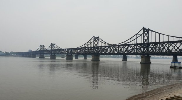 Una foto del ponte sul fiume Yalu, tra la città cinese di Dandong e quella di Sinuiju, in Corea del Nord, via Twitter
