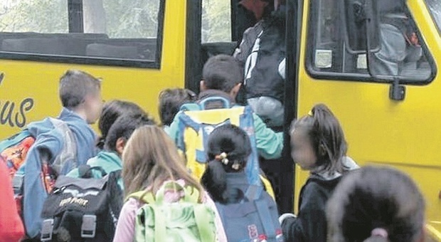 Pesaro, bus scolastici affollati di studenti: «Le lezioni pomeridiane sono l'unica soluzione»