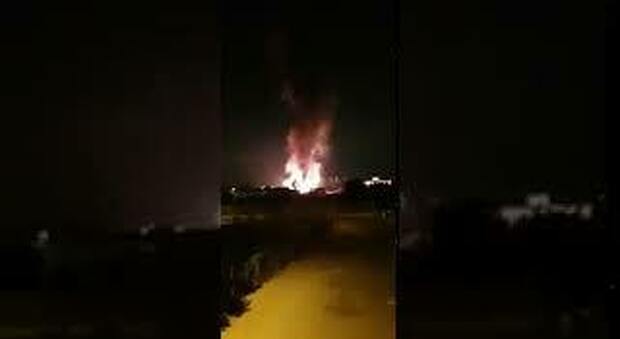 Incendio a Caserta, rogo distrugge deposito di mezzi edili sull'Atellana