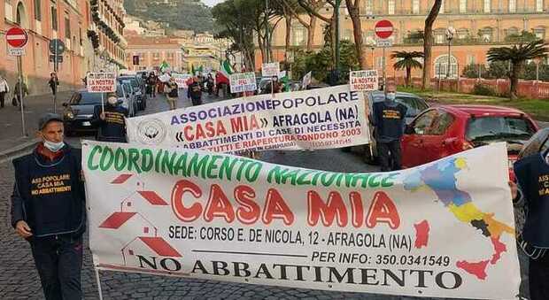 Abusivismo in Campania, la protesta davanti alla Regione: «Fermate gli abbattimenti delle case»