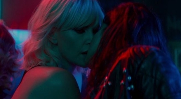Charlize Theron sexy ed esplosiva: il bacio lesbo manda i fan in delirio