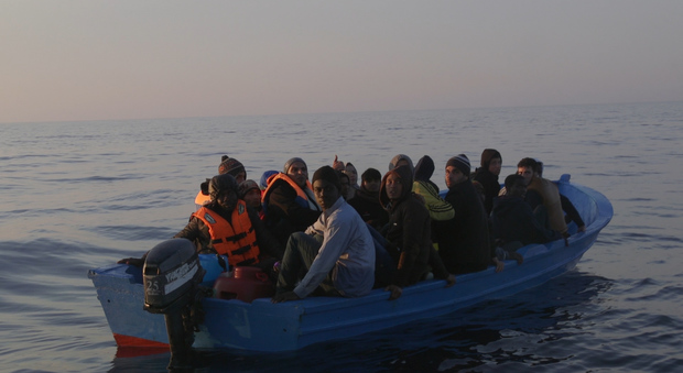 Migranti, è quasi invasione: +80,9% di sbarchi rispetto al 2015. Gentiloni: "Europa ci aiuti"
