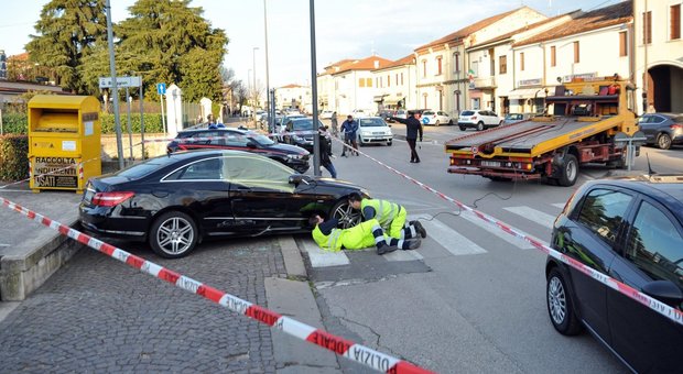 Si aggrappa alla Mercedes che le stanno rubando, donna investita e uccisa: ladri in fuga