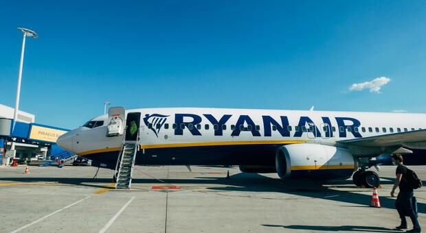 Ryanair, volo Brindisi-Roma da incubo: in ritardo di 13 ore. Come chiedere i 250 euro di rimborso
