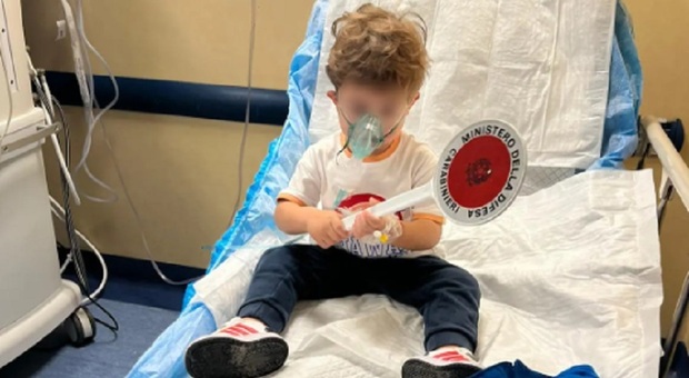 «Aiuto, mio figlio non respira»: bambino di due anni in choc anafilattico salvato dai carabinieri
