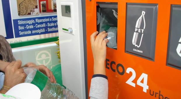 Roma, 5 centesimi di sconto sulla spesa per ogni bottiglia di plastica consegnata al supermercato