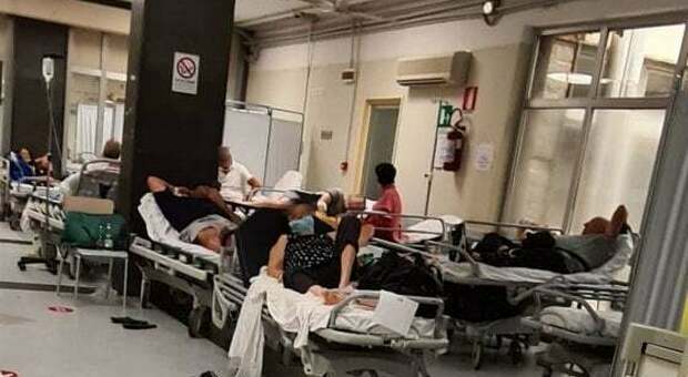 Ospedale Cardarelli, l'imbuto del pronto soccorso: «È di nuovo incubo barelle»