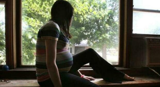 Sesso non protetto tra minorenni: perde chi resta incinta. L'ultima sfida dei giovanissimi sui social. Indaga la Procura