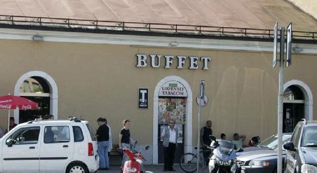 «Vi brucio il Buffet», stalker della barista torna e minaccia tutti: arrestato