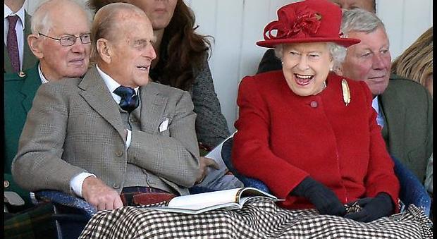 Regina Elisabetta e Principe Filippo, giornata a cavallo a 92 a 97 anni
