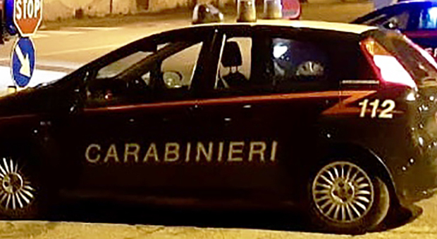 Pesaro, aggredisce prima un disabile e poi i carabinieri: «Mi ha derubata». Ma non era vero nulla