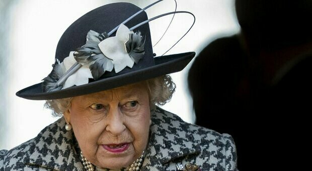 Regina Elisabetta, altre due settimane a riposo: Inghilterra in ansia
