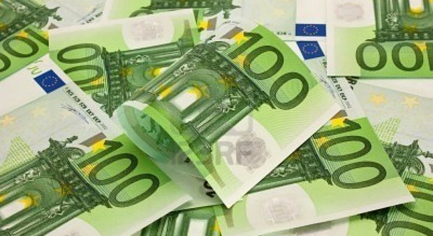 Cerca di pagare con una banconota da 100 euro falsa, ma gli va male