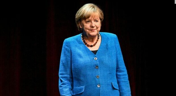 Angela Merkel, le spese pazze dell'ex cancelliera: 55 mila euro per trucco e parrucchiere (pagati dallo Stato). Dal caschetto alle giacche, quanto costa il suo look