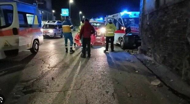 Schianto nella notte: auto esce di strada e finisce nel canale, 2 morti e 2 feriti gravi