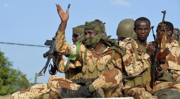 Boko Haram, 10mila persone in fuga dal Camerun per paura di attacchi: il leader rivendica la strage di Baga