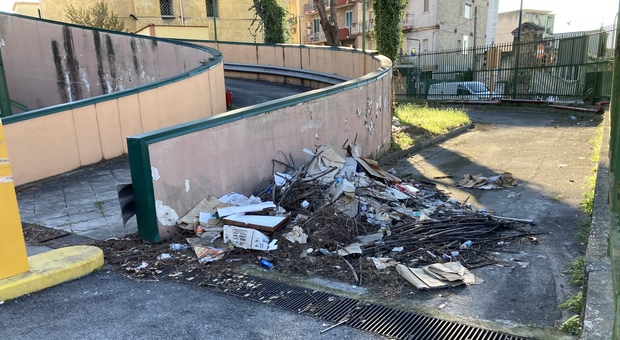 Ponticelli, nel parcheggio comunale restano i rifiuti dopo la pulizia