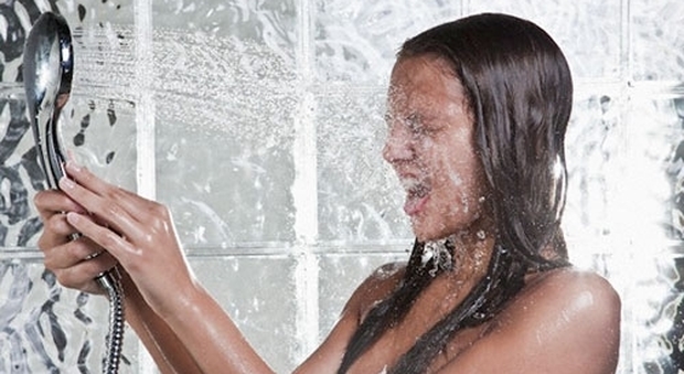 Fare pipì dentro la doccia migliora la vita sessuale: ecco il motivo spiegato dagli esperti