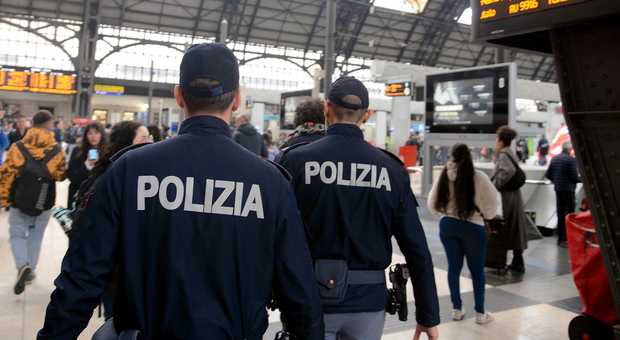 Poliziotti aggrediti alla stazione di Milano Centrale, indagato l'agente che ha sparato: «Si valuta ipotesi legittima difesa»