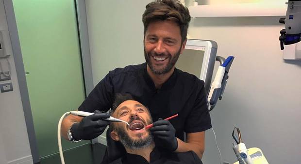 Filippo Bisceglia, il conduttore di Temptation Island si improvvisa "dentista"