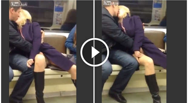 Sesso in metro, la mano birichina finisce nelle mutandine davanti a tutti i passeggeri -Video choc