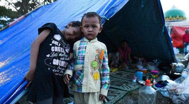 Tsunami in Indonesia, peggiora il bilancio della tragedia: oltre 1.200 vittime