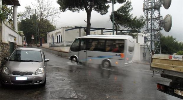 Asfalto bagnato, è scontro tra un furgone e un bus a Capri