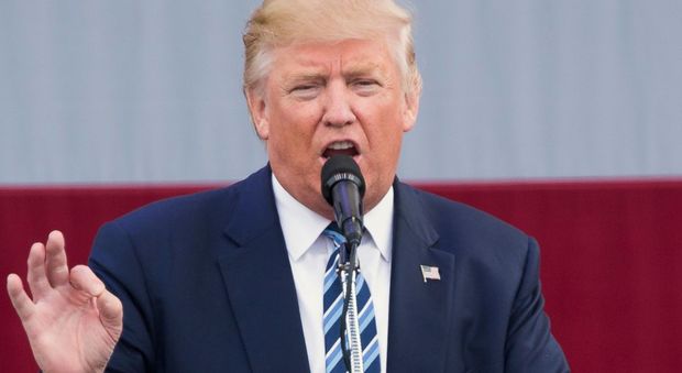 Trump alla fine condanna i suprematisti, ma un suo consigliere (nero) si dimette