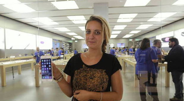 La prima romana ad acquistare un iPhone 6