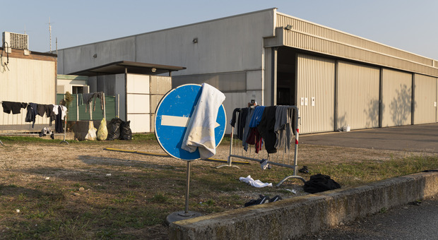 Migranti nell'hangar in Comina tra rifiuti non raccolti e precarie condizioni igieniche