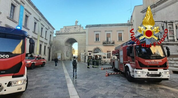 Cornicioni a rischio crollo: i vigili del fuoco mettono in sicurezza l'area di Porta Rudiae e Lecce