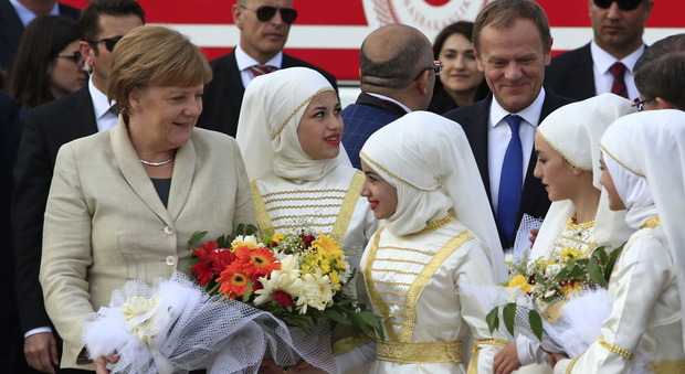 Merkel al campo profughi in Turchia rilancia l'accordo dell'Ue ma ipotizza chiusura Brennero