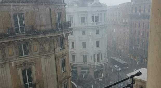 Maltempo a Roma, bomba d'acqua sulla Capitale: il Centro allagato, caos traffico. Metro Cipro chiusa, stop drive-in a Monte Mario