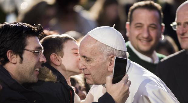 Il Papa tra selfie con i bimbi e l'affetto di un nonno: «La mia vita non è stata facile, benedico anche i musulmani»