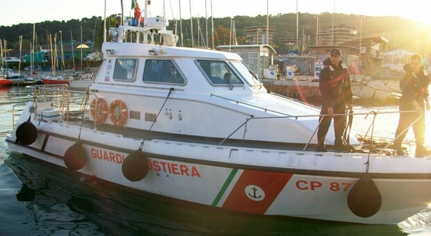 Pesaro, pensionato trovato morto nelle acque del porto: l'auto è poco lontana, ipotesi malore fatale