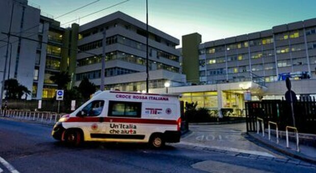 Napoli, l'allarme Cisl: «Sanità al collasso, 200mila accessi in meno negli ospedali»