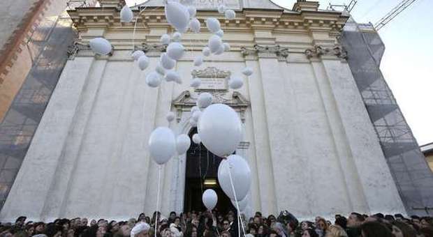 Palloncini bianchi, musica e lacrime in mille per l'addio a Matilde