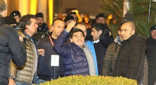 Napoli, Maradona lascia l'albergo e va verso il San Carlo